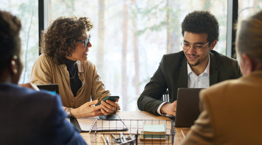 Deux jeunes employés interculturels travaillant ensemble