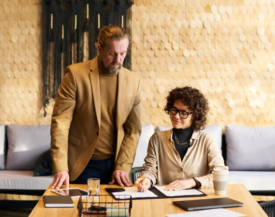 Directeur confiant en réunion