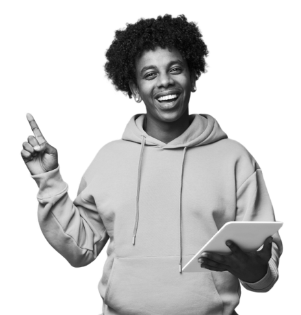 Entrepreneur souriant utilisant son téléphone